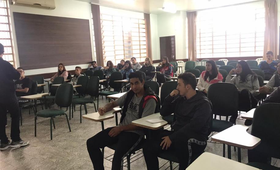 Alunos do C.E. Ana Vanda Bassara participam de formação sobre o Grêmio Estudantil