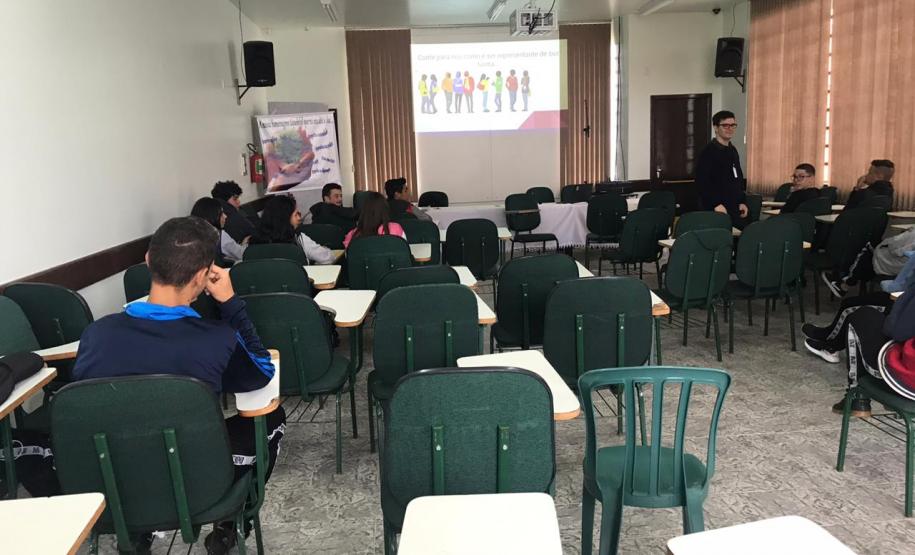 Alunos do C.E. Ana Vanda Bassara participam de formação sobre o Grêmio Estudantil