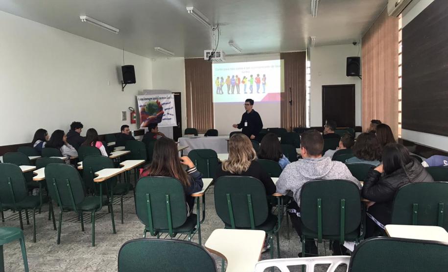 Alunos do C.E. Ana Vanda Bassara participam de formação sobre o Grêmio Estudantil