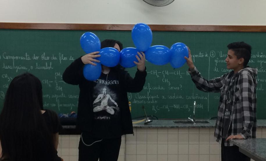Ferramentas lúdicas e atrativas são usadas para o ensino de Química