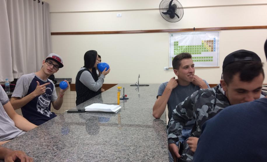 Ferramentas lúdicas e atrativas são usadas para o ensino de Química