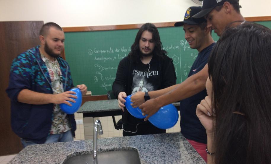Ferramentas lúdicas e atrativas são usadas para o ensino de Química