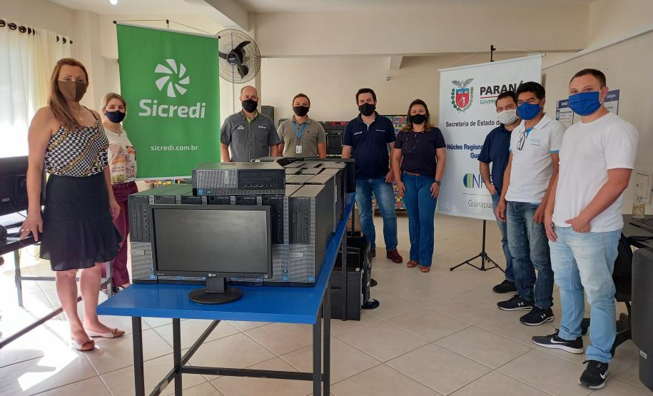 Doação de mais de 30 computadores da Cooperativa de Crédito – Sicredi.